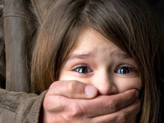 Под Киевом извращенец пытался в подъезде раздеть 7-летнюю девочку